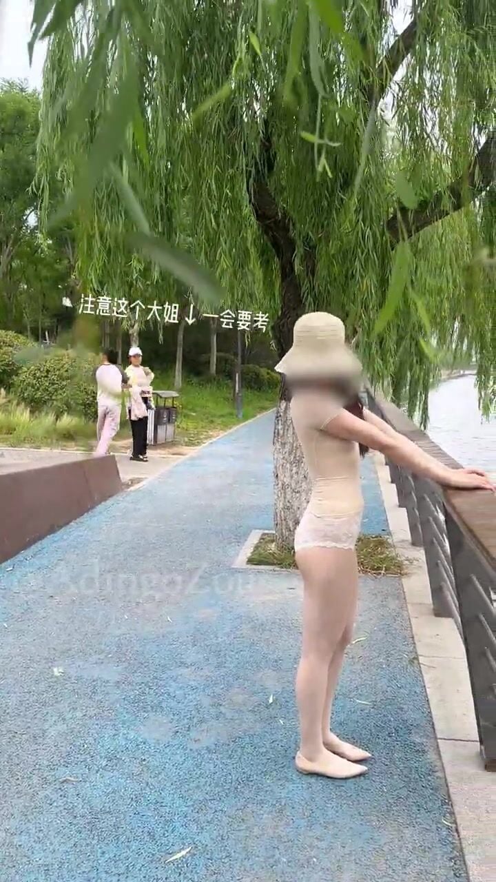 Dâm nữ mông to tròn trắng múp thích show hàng public nơi đông người p9